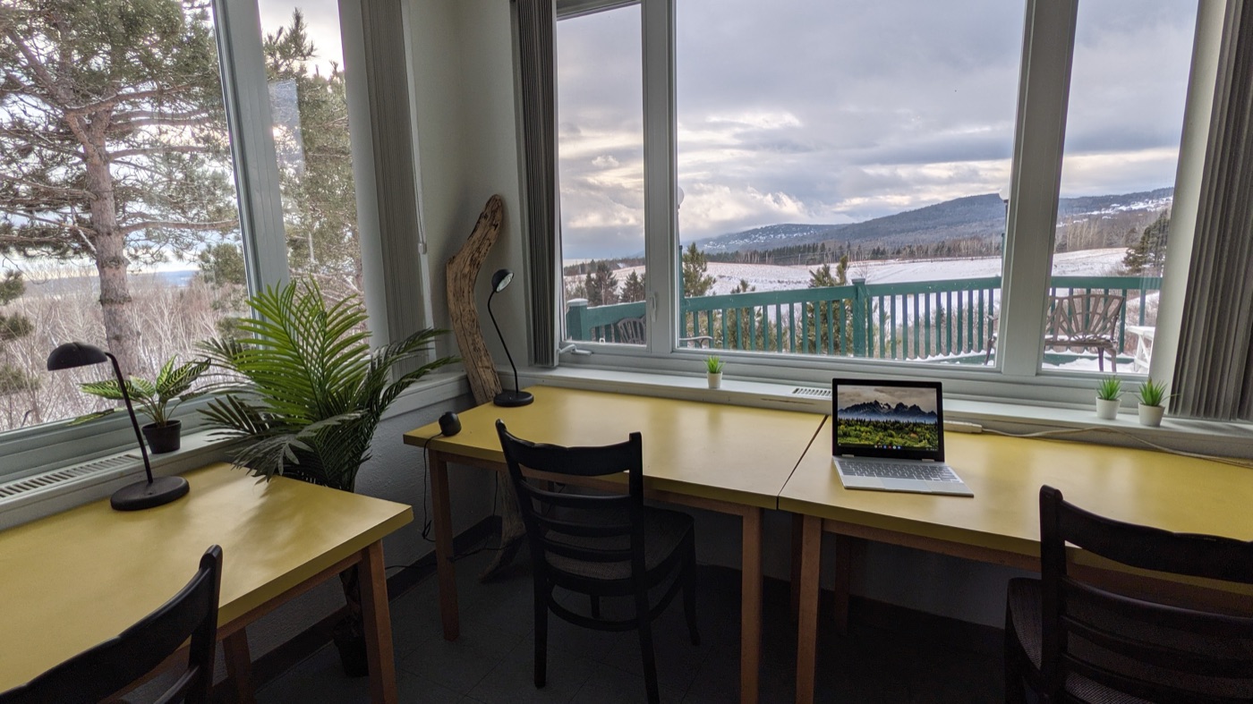 Espace coworking avec vue sur les montagnes