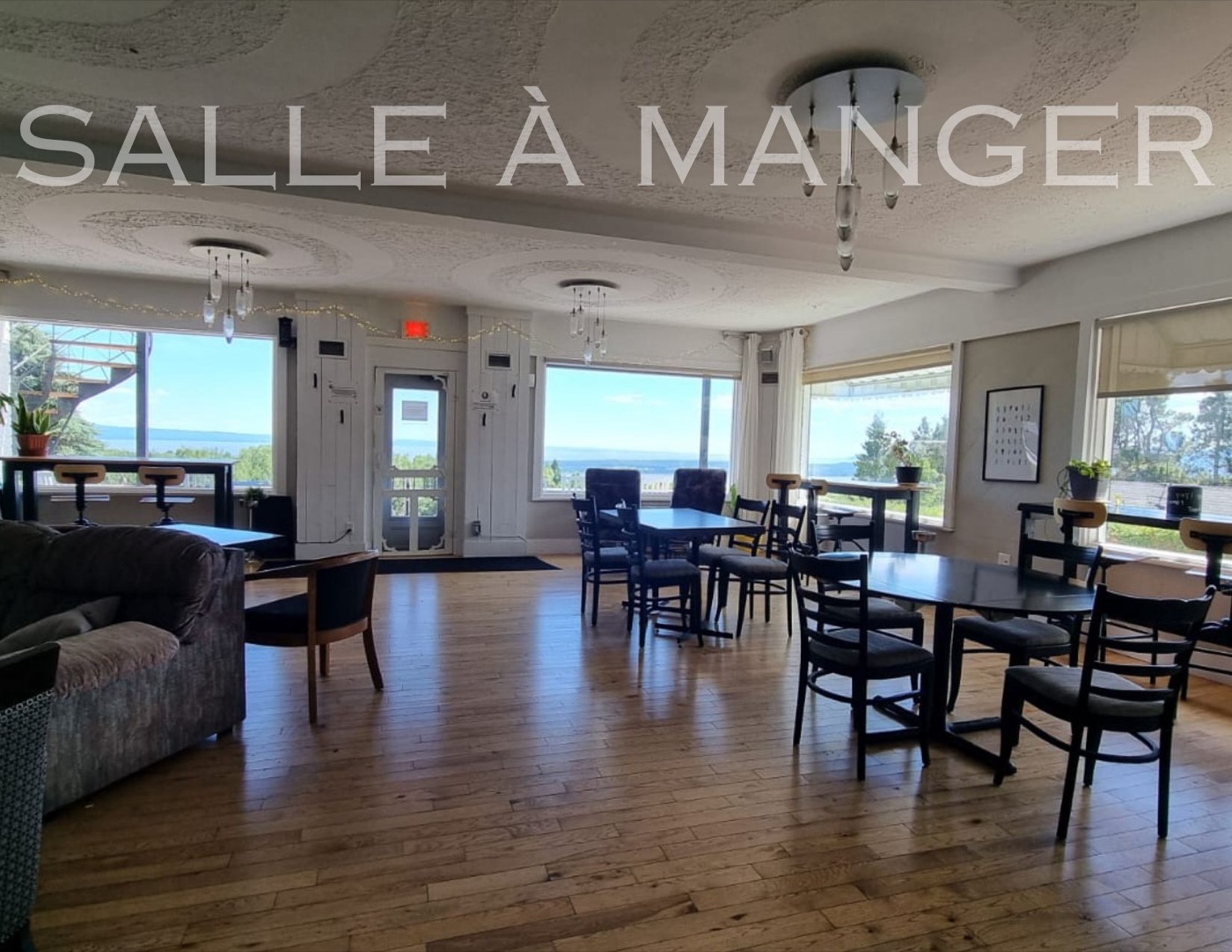Salle &agrave; manger avec vue sur le fleuve