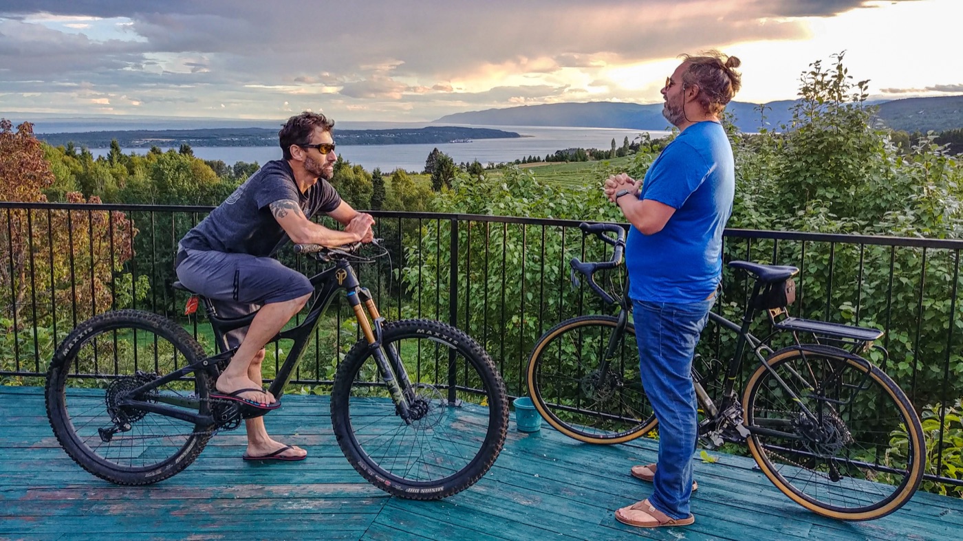 Terrasse belv&eacute;d&egrave;re avec vue sur le fleuve