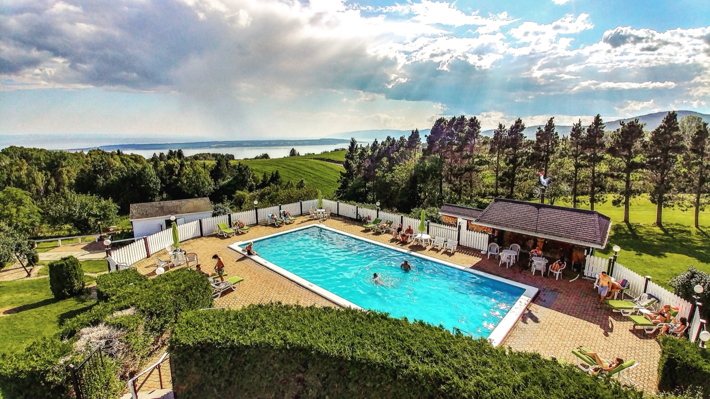 Piscine extérieure avec vue panoramique sur le fleuve