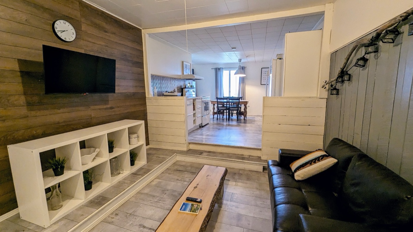 Appartement avec salon lumineux et vue sur le fleuve