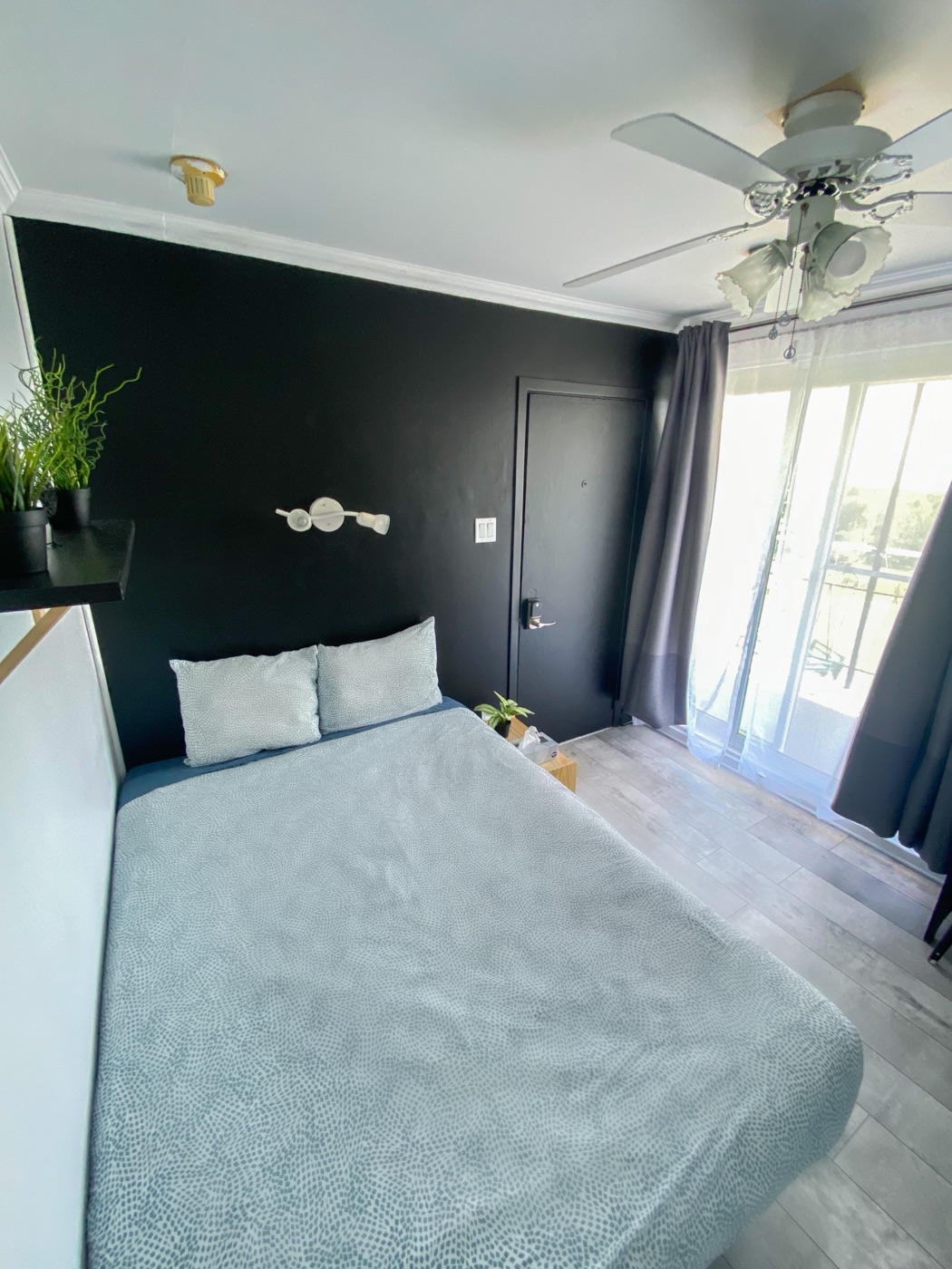 Chambre d'auberge avec charme et vue sur le balcon